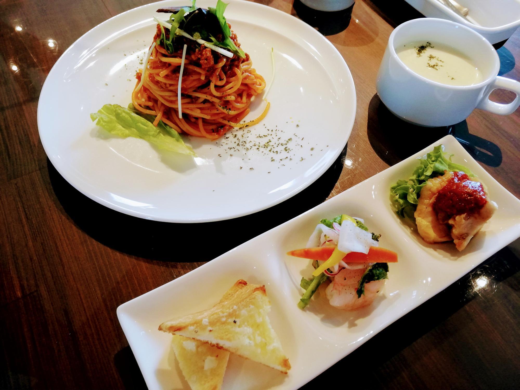 前菜とメインが揃いました